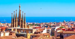 Sagrada Familia et toits de Barcelone face à la mer Méditerranée