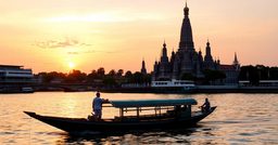 Temple Wat Arun de Bangkok au coucher du soleil sur le fleuve Chao Phraya