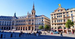 Architecture historique du centre de Madrid sous un ciel bleu